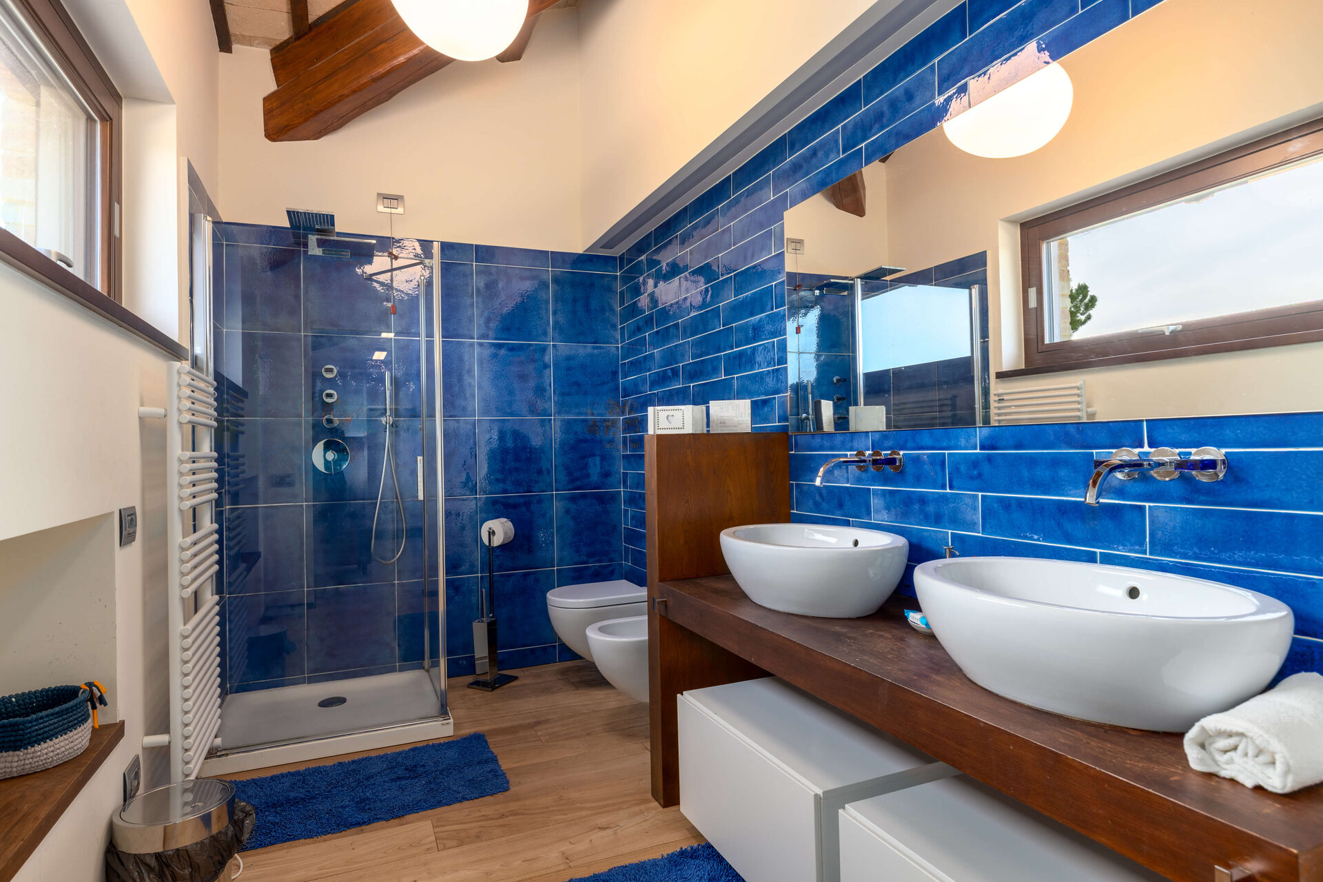 Camere - bagno_blu_doccia_doppio_lavabo-YcigTlRX