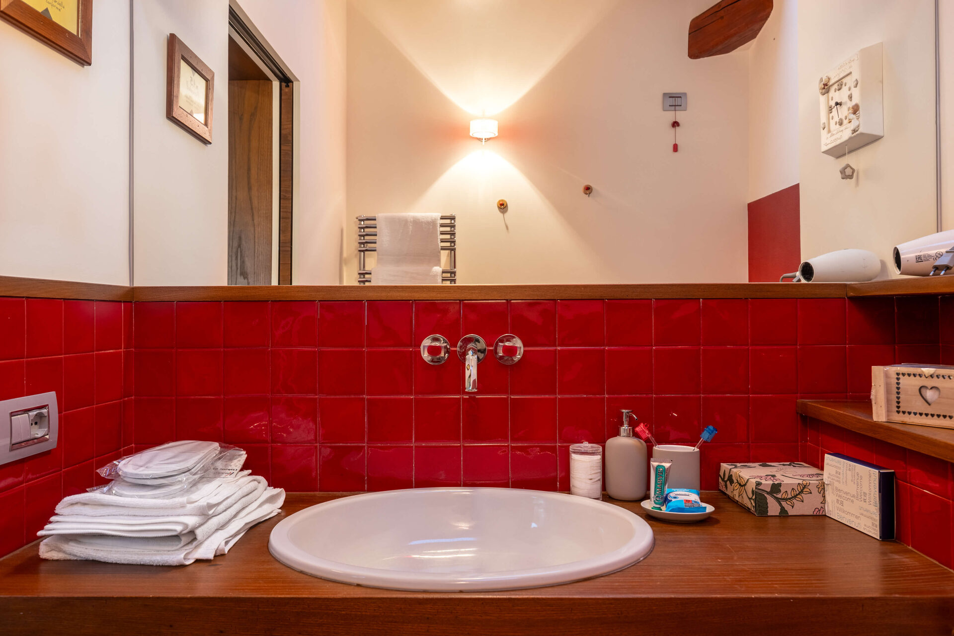 Camere - bagno_rosso_lavandino_dettaglio-DaYlRLjD