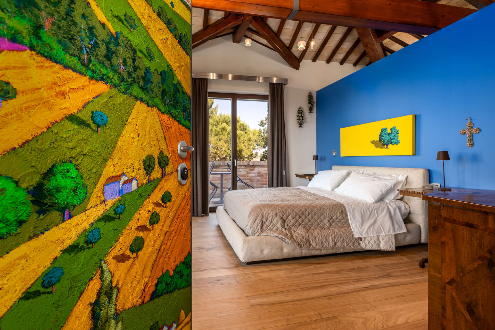 Camere - camera_letto_blu_porta_dipinta-CqyRBnES