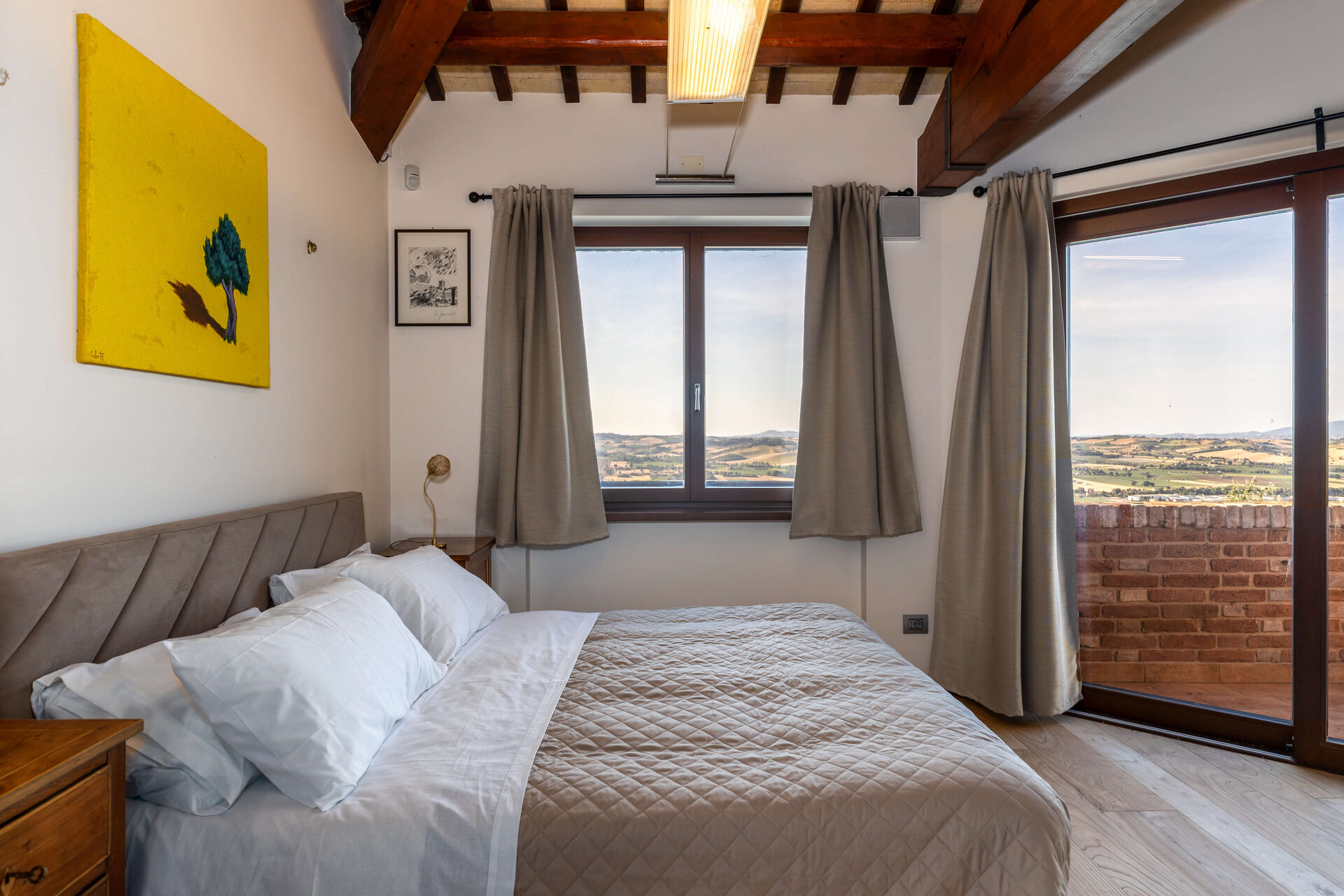 Camere - camera_quadro_giallo_finestra_terrazza-CEyU8OA6