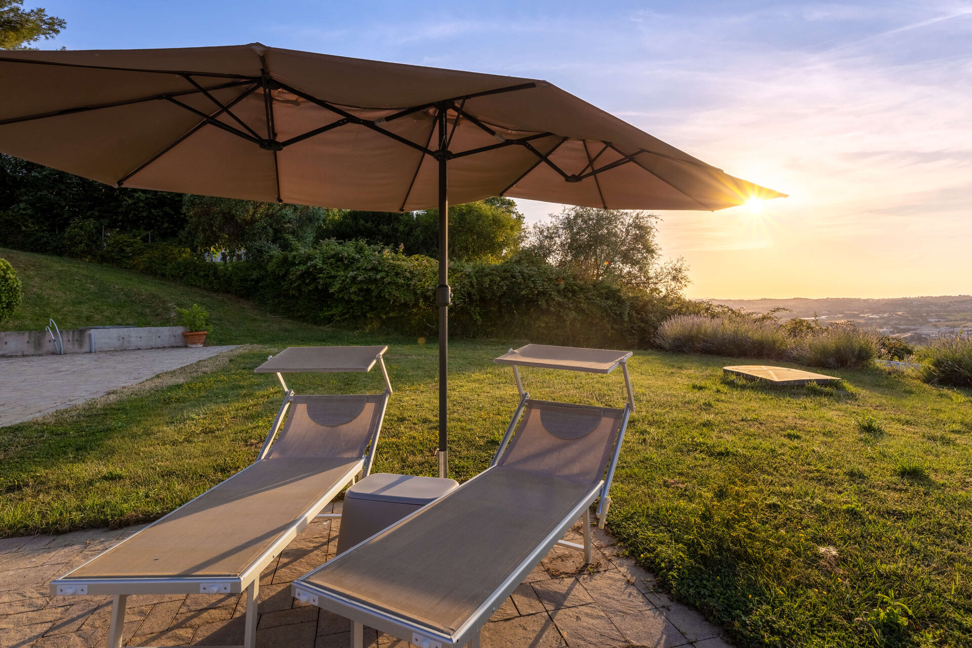 Lettini in giardino al tramonto