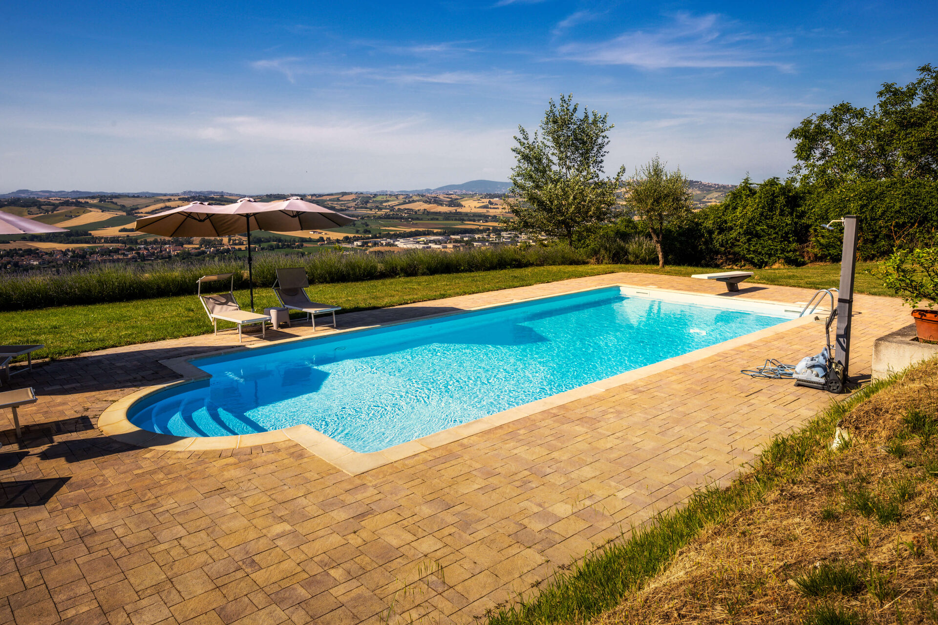 Piscina con vista campagna di giorno