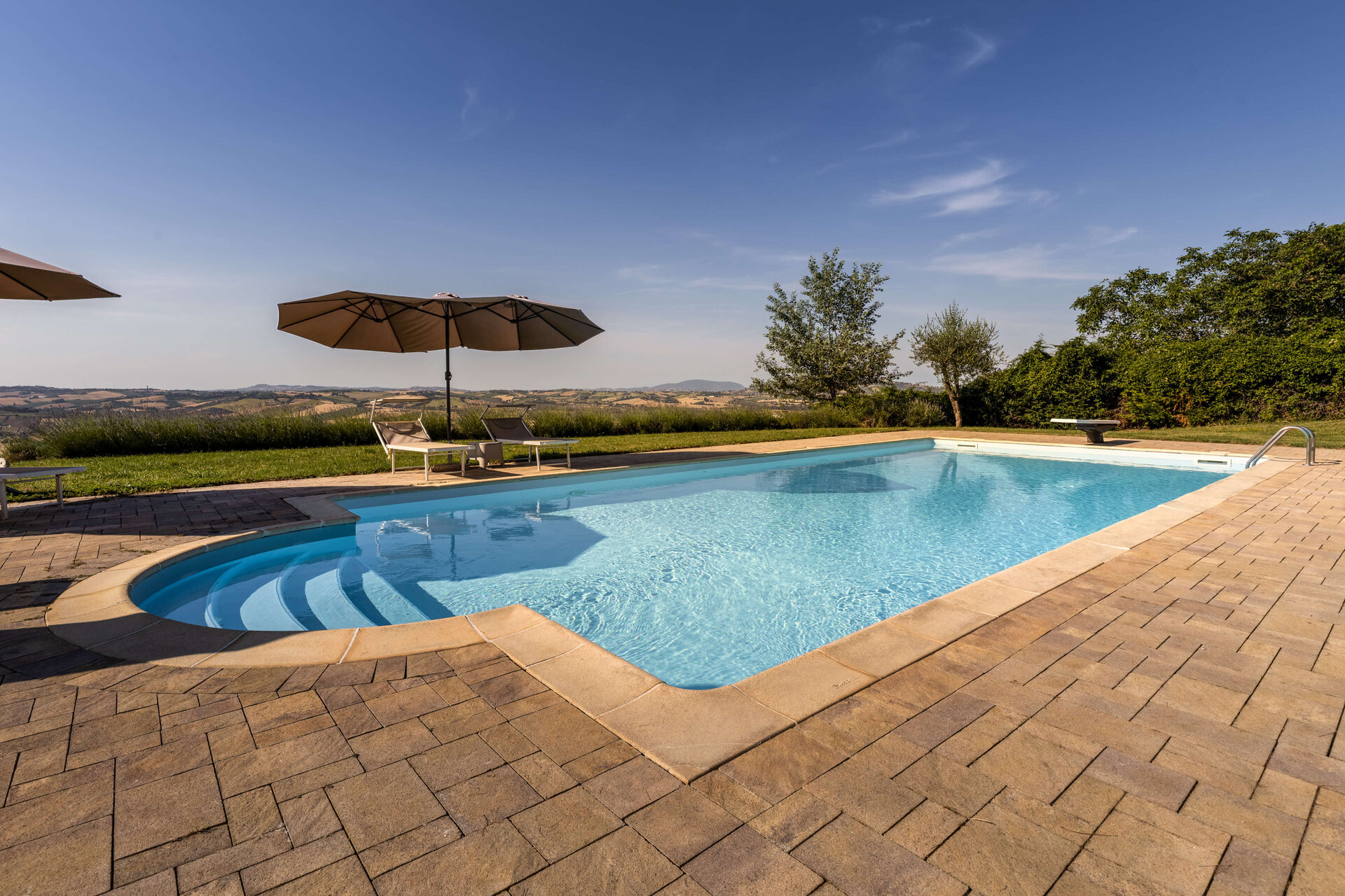 Piscina con trampolino