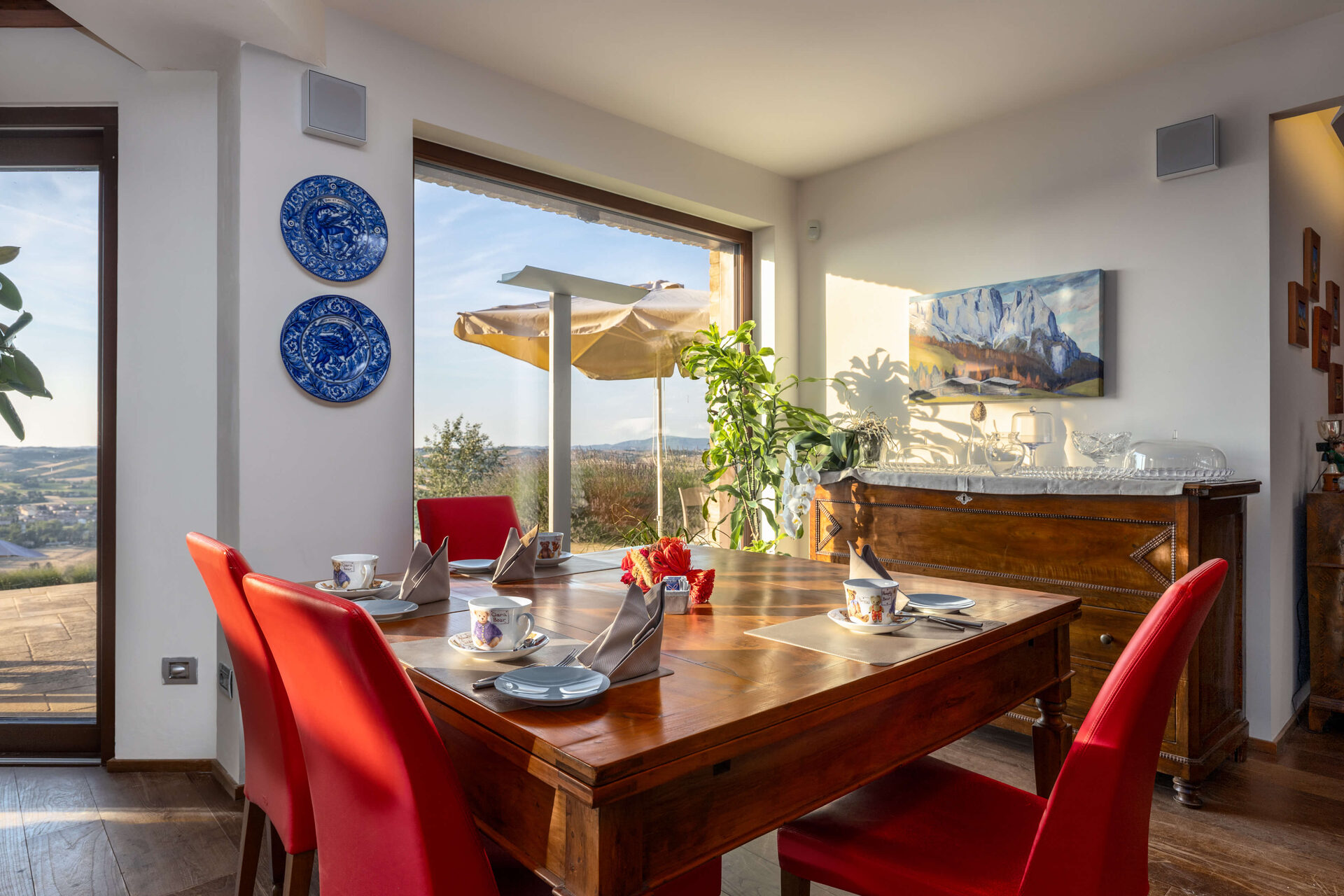 Sala da pranzo apparecchiata