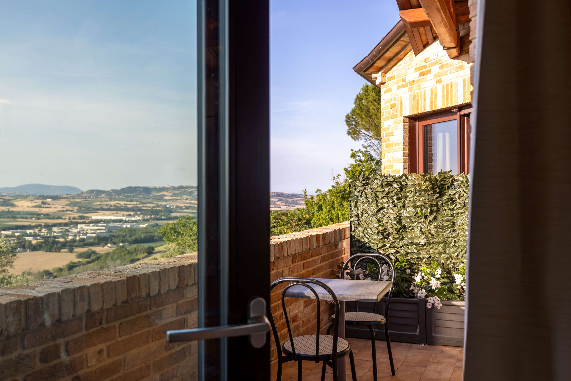 Terrazzino con tavolino e edera
