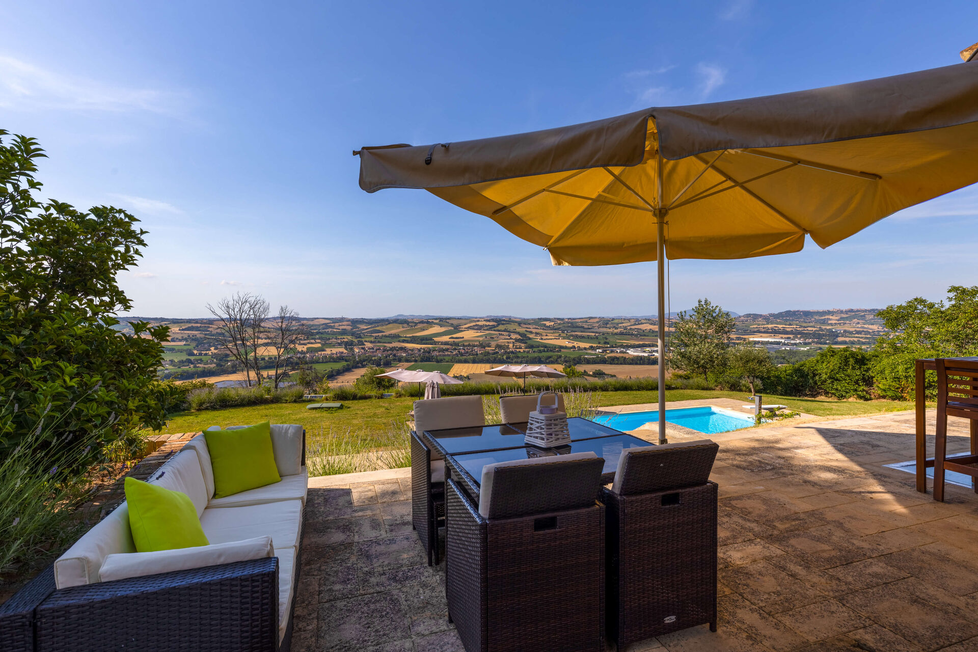 Veranda esterna con vista piscina